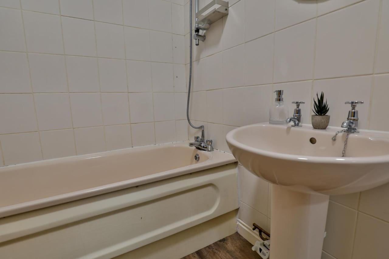 Devon St - Cozy Home, Free Easy Parking! キングストン・アポン・ハル エクステリア 写真